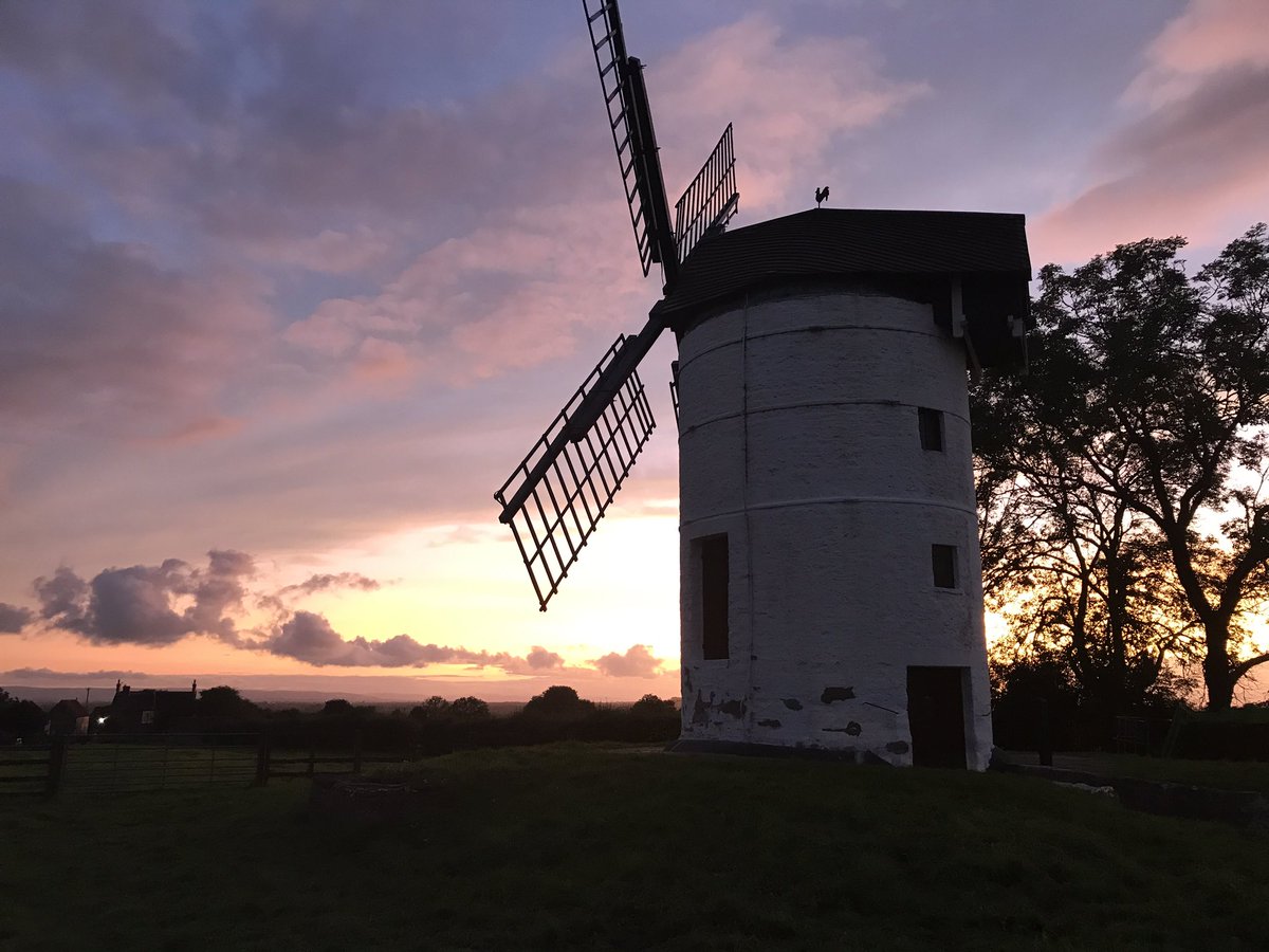 Daisy_Nicolaou's tweet photo. What a beautiful evening! #somersetsunset #ashtonwindmill https://t.co/XasIVFdRDj