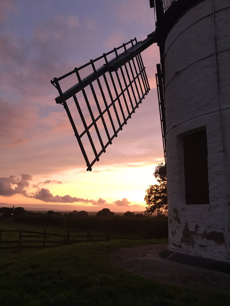 Daisy_Nicolaou's tweet photo. What a beautiful evening! #somersetsunset #ashtonwindmill https://t.co/XasIVFdRDj