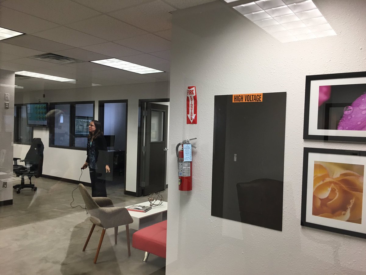 Allison_Pollan's tweet photo. Scene from my office window. Yes, that's @TMTEmily jumping rope in the @Tylerpaper newsroom! #exercise #inetx https://t.co/pug33WdjiH