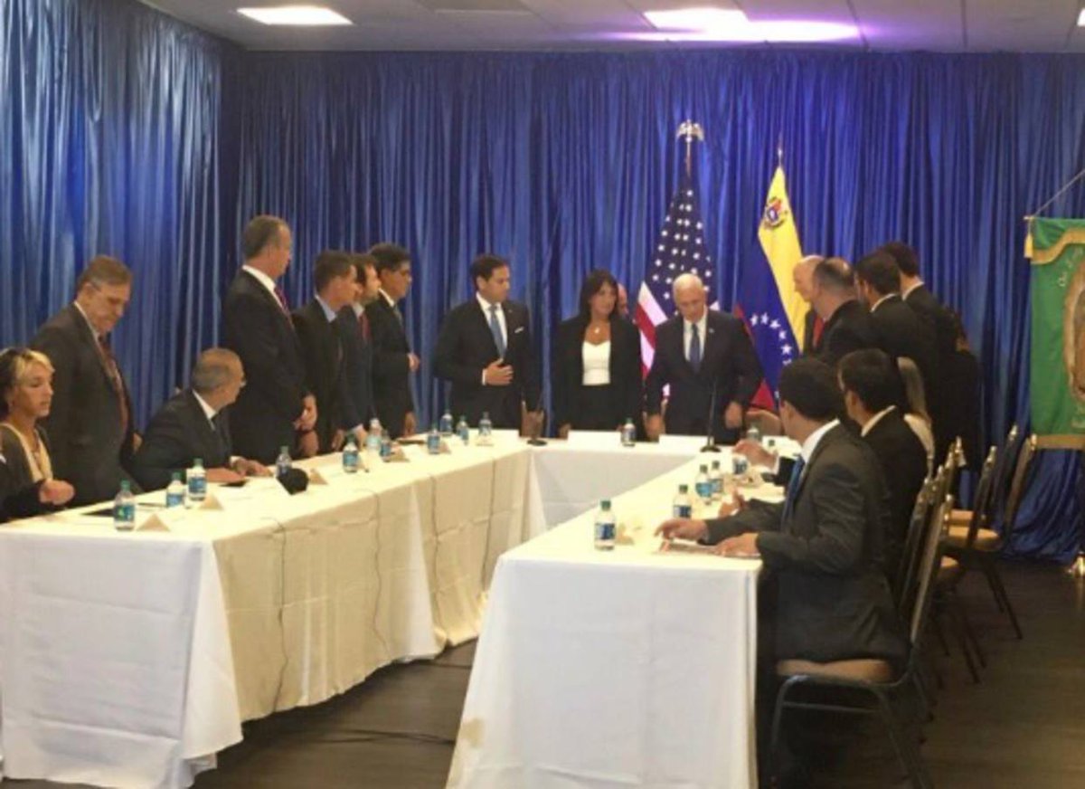 ElNacionalWeb's tweet image. Dirigentes de la oposición se reunieron con Mike Pence en Miami bit.ly/2wzd1td