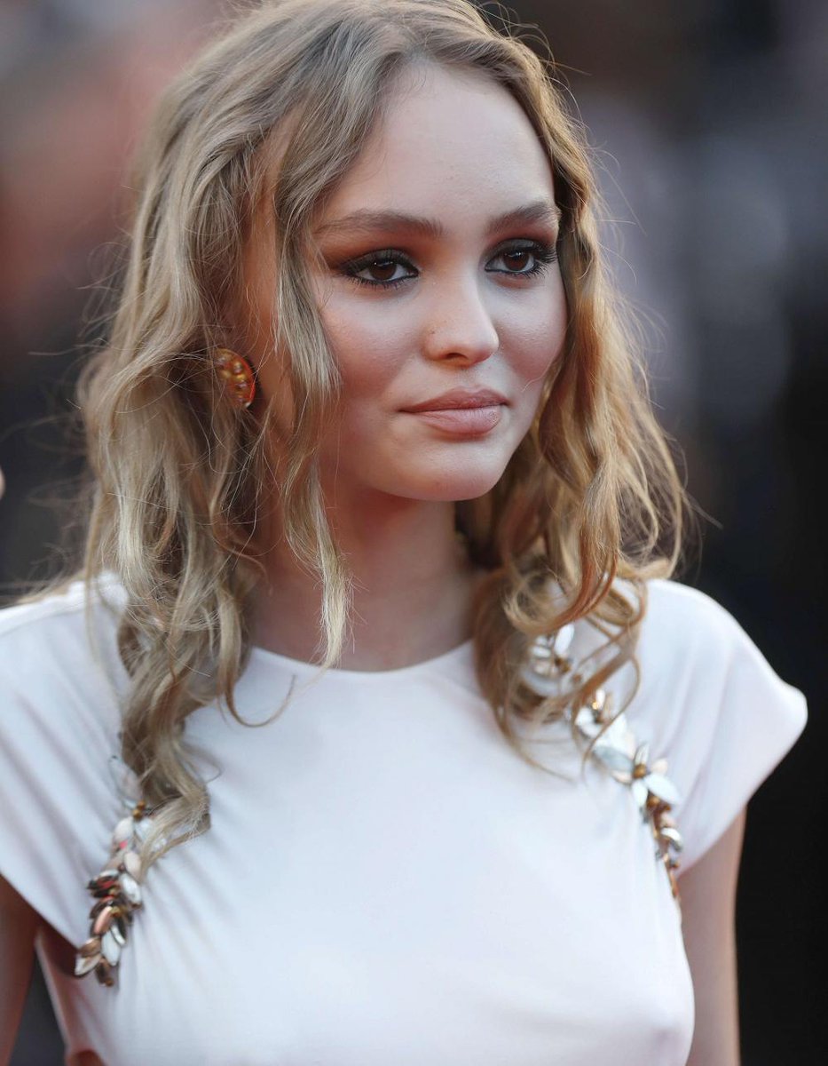 ELLErssfr's tweet image. #People Lily-Rose Depp : découvrez le cliché dénudé qui agite le web dlvr.it/Ph7hhM