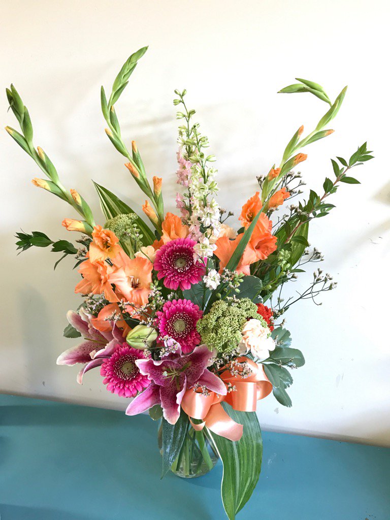 beemma2173's tweet photo. First #bouquet created in the new #FlowerFiesta workshop https://t.co/X9fiNXvXQT