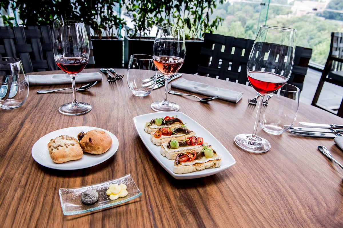 MeetNeu's tweet photo. ¡Ya llevamos media semana! Nada mejor que unas copas en @WineAndRosesMx  para relajarte. #city #gourmet #deli #urban #foodie #mexico https://t.co/C4he7EyzI4