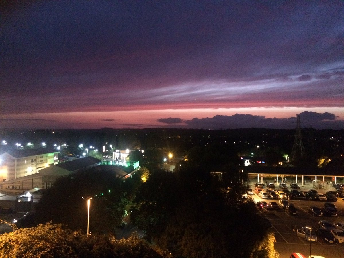 KellyRatcliffe's tweet photo. Ran all the way up 6 flights of stairs after the gym JUST to get a glimpse tonight's purple sky 🌚 #getfittip https://t.co/tTUrKMHgyq
