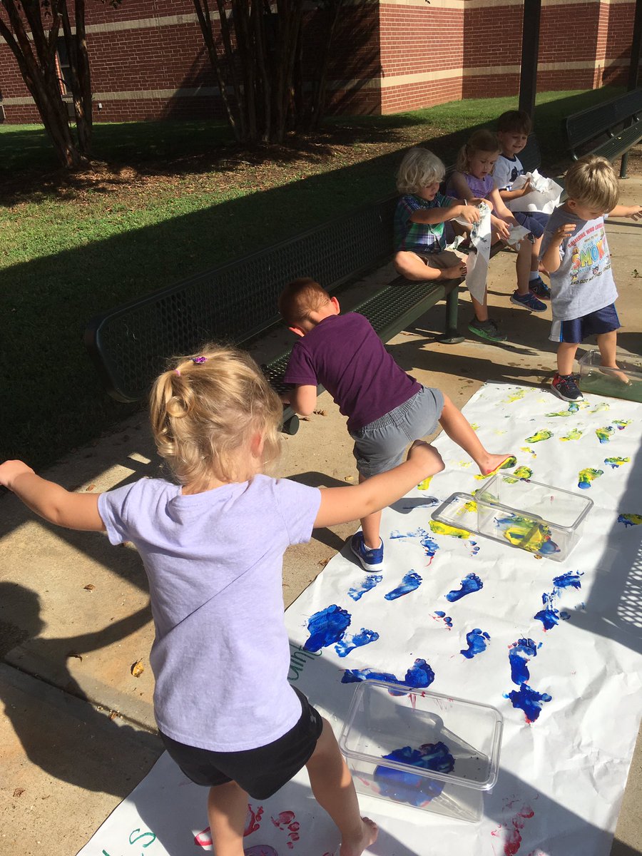 RcanadayT's tweet image. Pete the Cat meets Mouse Paint Activity #theythoughttheywereplaying #comparingandcontrasting #yeswepaintedourfeet #ilovemyjob