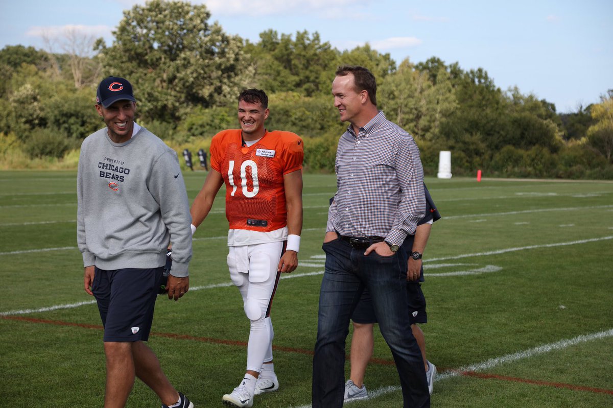 ChicagoBears's tweet photo. 🎶 Peyton is at Halas Hall. 🎶 https://t.co/6B1yYFWBMB
