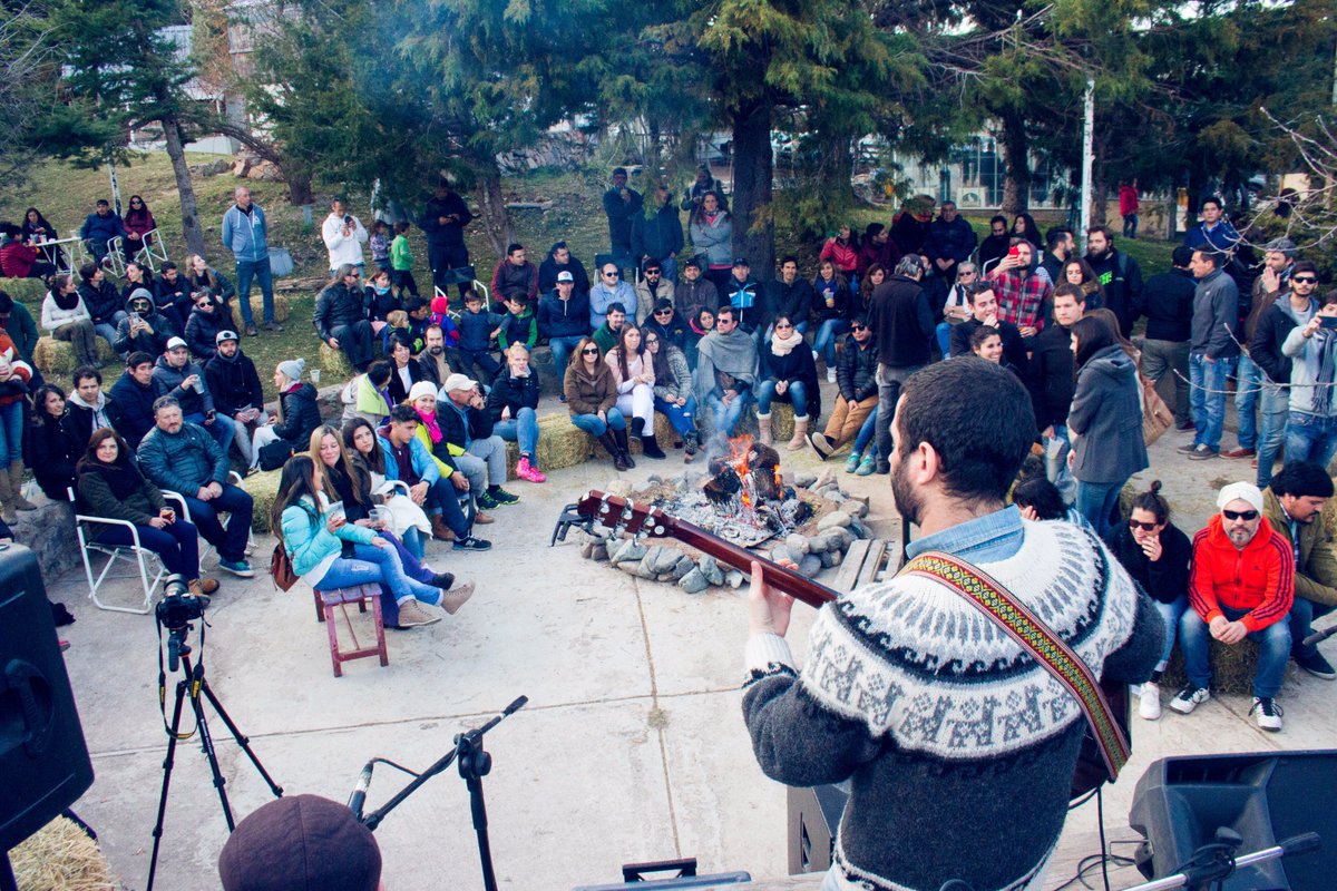 MRiquero's tweet photo. La banda FION con música celta, particular de Irlanda y Escocia, deleitó en #SpiritsDay este domingo en #Potrerillos @AEHGAMendoza https://t.co/TR5z3HjDsU