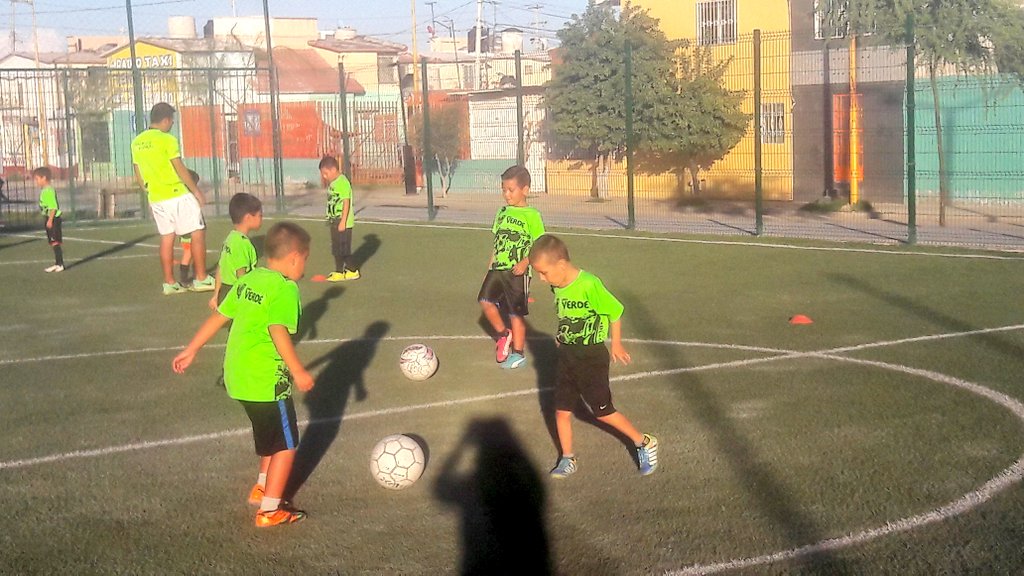 LineaVerdeTrc's tweet photo. ¡Vengan todos a entrenar #fútbol ⚽ en #LíneaVerde! La escuelita los espera de lunes a viernes a partir de las 5pm ¡No te quedes fuera! https://t.co/aJhXfGLiVB