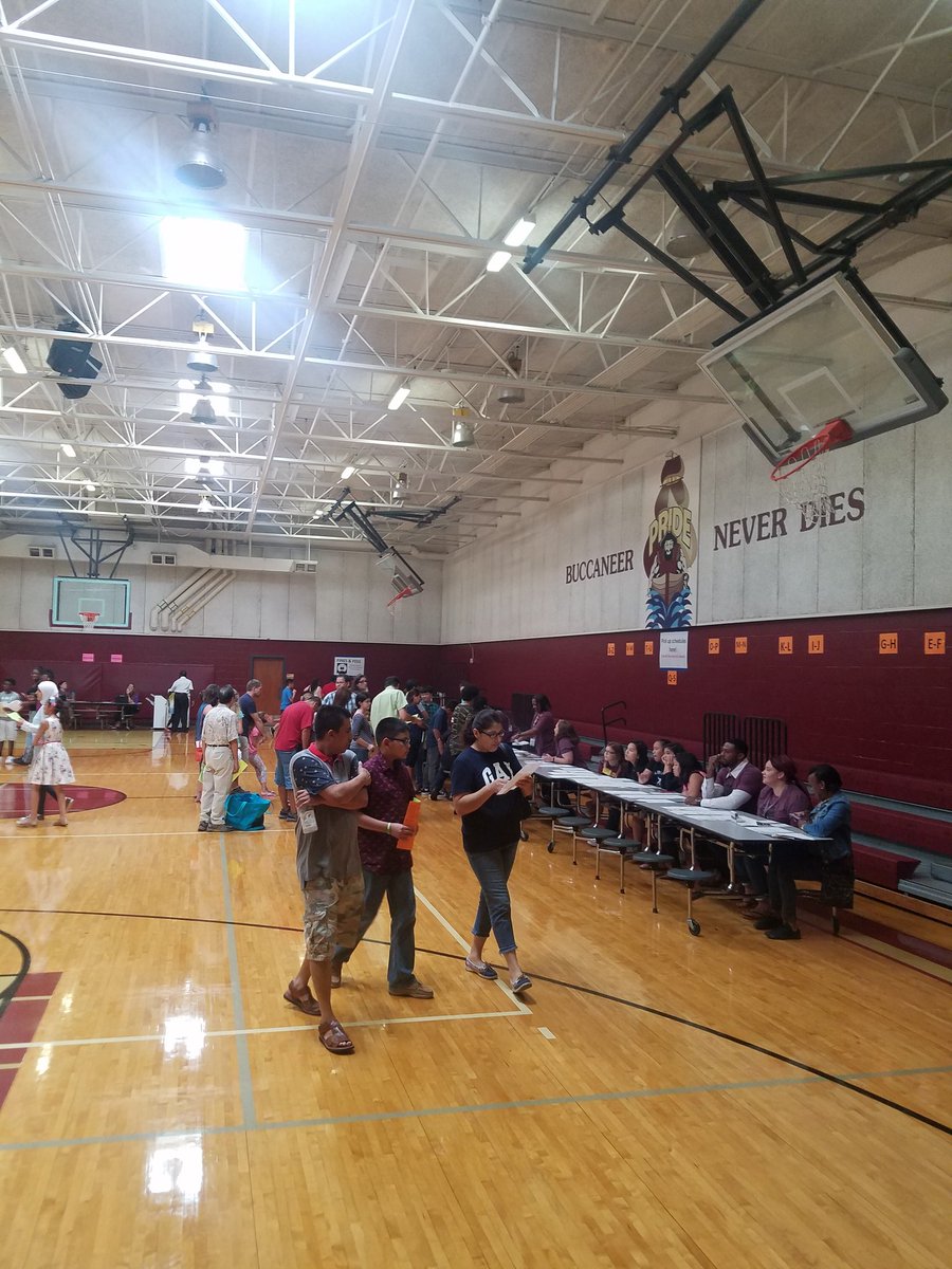 lyle_laura's tweet photo. Awesome 6th Grade Buc Express! #amsbucs #BucNation https://t.co/rbC297q3wn