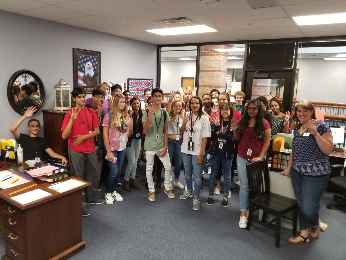 AllenSrDelgado's tweet photo. @ahshouse400 #AHSEagleTrainingCamp https://t.co/c5ilmfShSS
