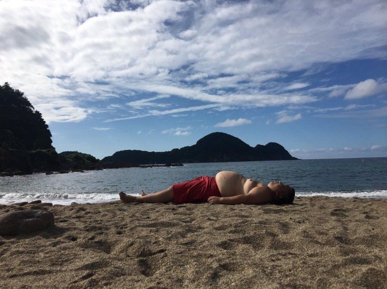 HayQueSaberlo's tweet photo. Turista en la isla Langkawi descubrió que el paisaje montañoso era idéntico a él, se tomó una foto y se volvió viral. https://t.co/AociFg4Txh