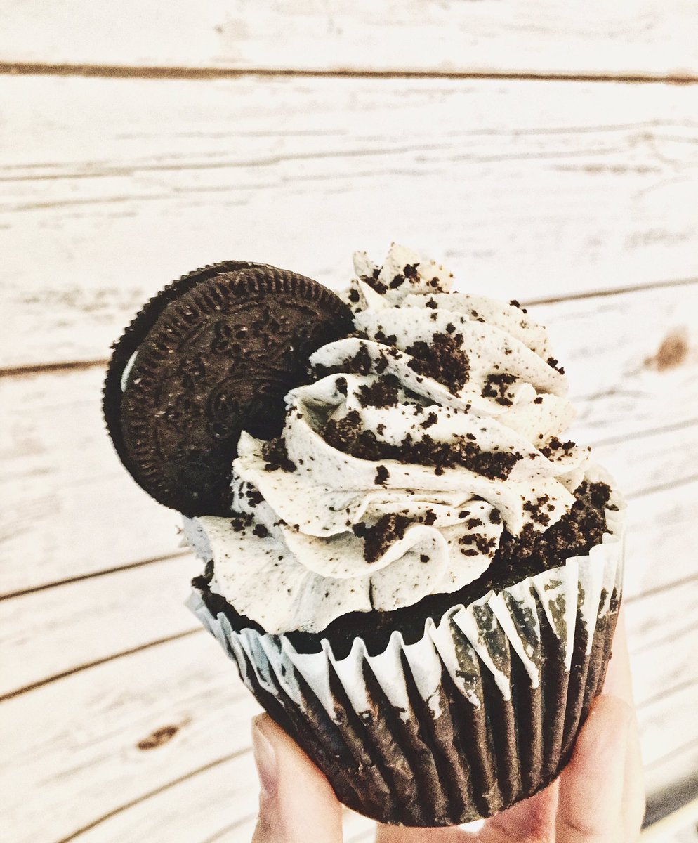 Kiwi_Compassion's tweet photo. Chocolate cupcake with buttercream frosting and crushed Oreos😍 #whatveganseat https://t.co/x4KhL8s2PZ