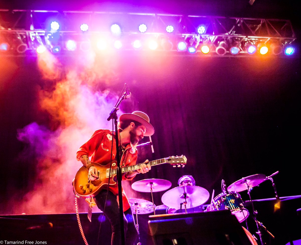 KennethBrianBnd's tweet photo. Smokin! Tour with @blackberrysmoke in #america #TheKennethBrianBand #WithLions #BlackberrySmoke #gibsonguitars #trussartguitars #ernieball https://t.co/dcC8EC1spF