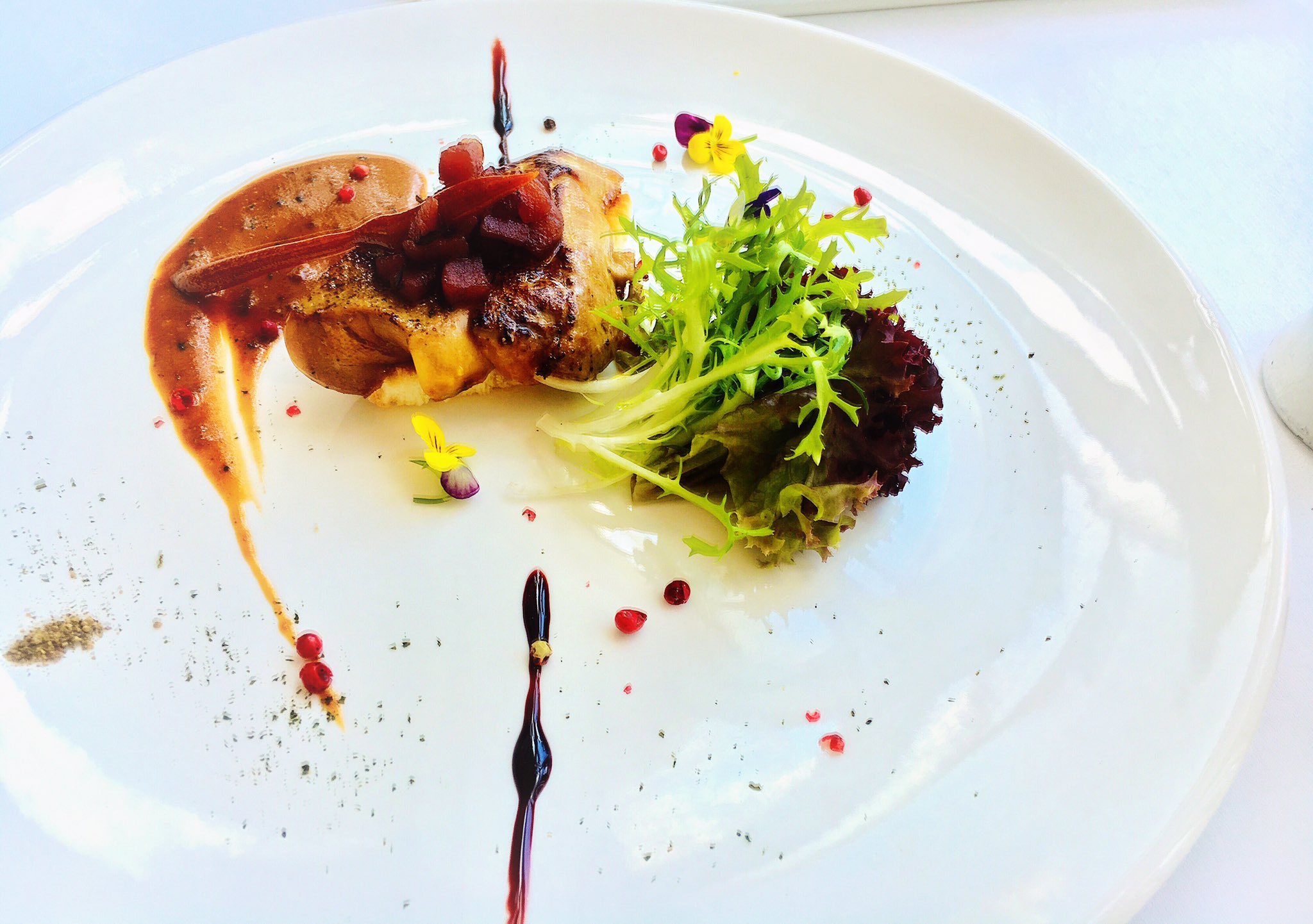 内田知樹 高級フレンチに昼からワイン 普段はフレンチとか食べれない分 こういう時に食べとかなきゃという貧乏根性が 現場のときと現場終わり ご飯に差がありすぎる笑 T Co Iolsj6wgip Twitter