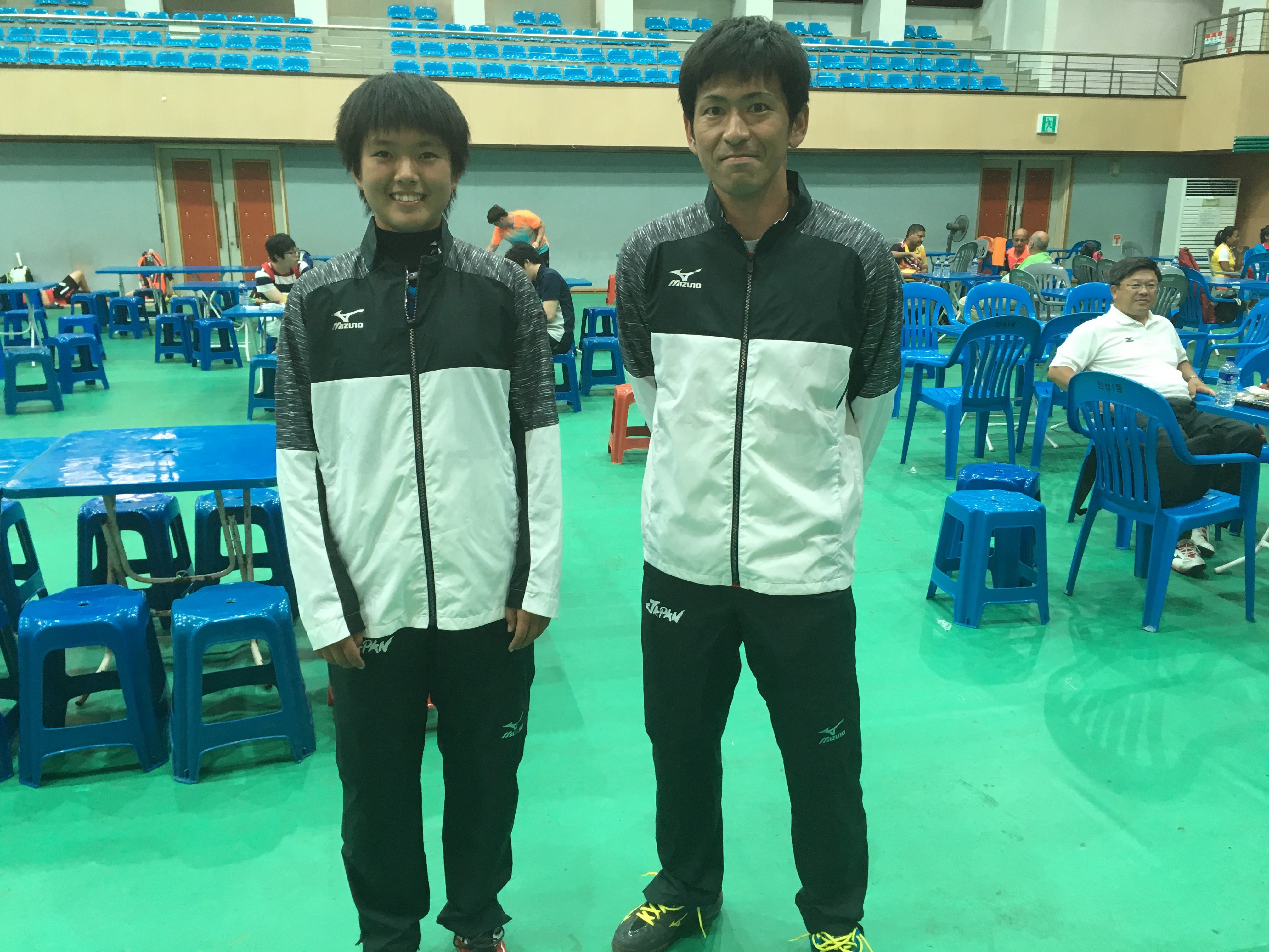 ミズノソフトテニス Twitterren ミズノソフトテニス ソフトテニス日本代表 ただいまランチ休憩中です 国際大会では休憩をとる事があります 男子長江選手と女子林田選手が着ているのは17年秋冬モデルのウィンドブレーカーです 要チェックです T Co