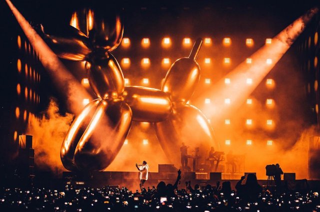 stereogum's tweet photo. JAY-Z's 4:44 tour features a 40-foot Jeff Koons balloon dog https://t.co/gzNL0j14la https://t.co/NrptwoTm9f