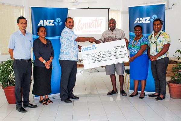 TokTokVanuatu's tweet image. Tankiu tumas @Anz Vanuatu. Tok Tok's loyal major sponsor, sponsoring 2.5million vatu this year. Cheque handover, June this year. #TokTok2017