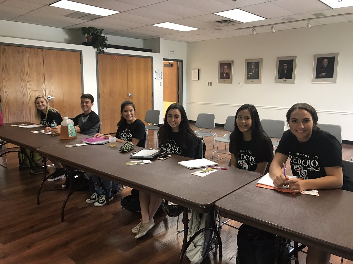 Redoro_prospect's tweet photo. Today we tasted different olive oils and learned more about how it is made! @APProf @District214 @Redoro_VR @KnightsofPHS https://t.co/1h3aboPdXE