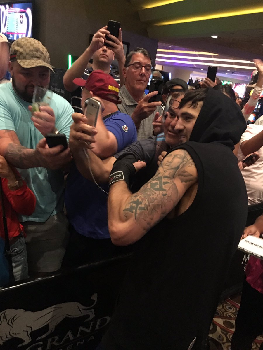 MayweatherPromo's tweet image. .@NathanClev + the fans= 😄😃

#MayweatherMcGregor