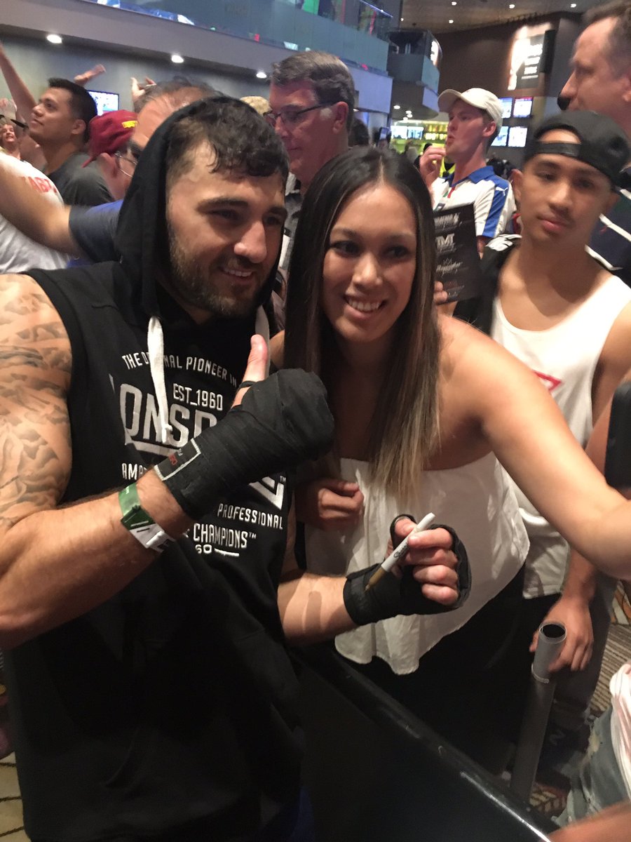 MayweatherPromo's tweet image. .@NathanClev + the fans= 😄😃

#MayweatherMcGregor