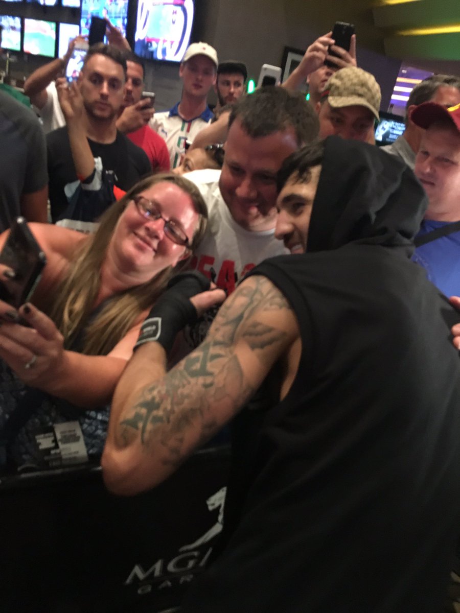 MayweatherPromo's tweet image. .@NathanClev + the fans= 😄😃

#MayweatherMcGregor