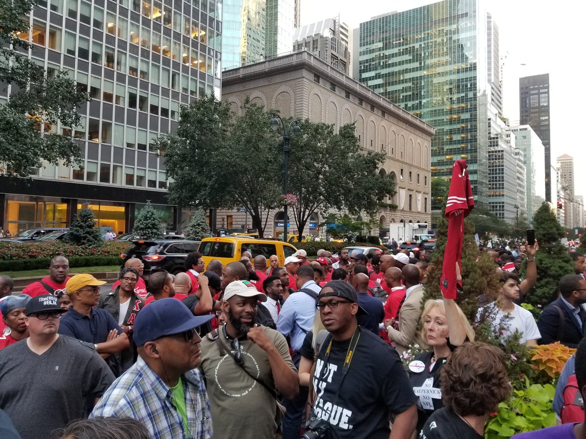 BatmanSquared's tweet image. We support Colin!!!