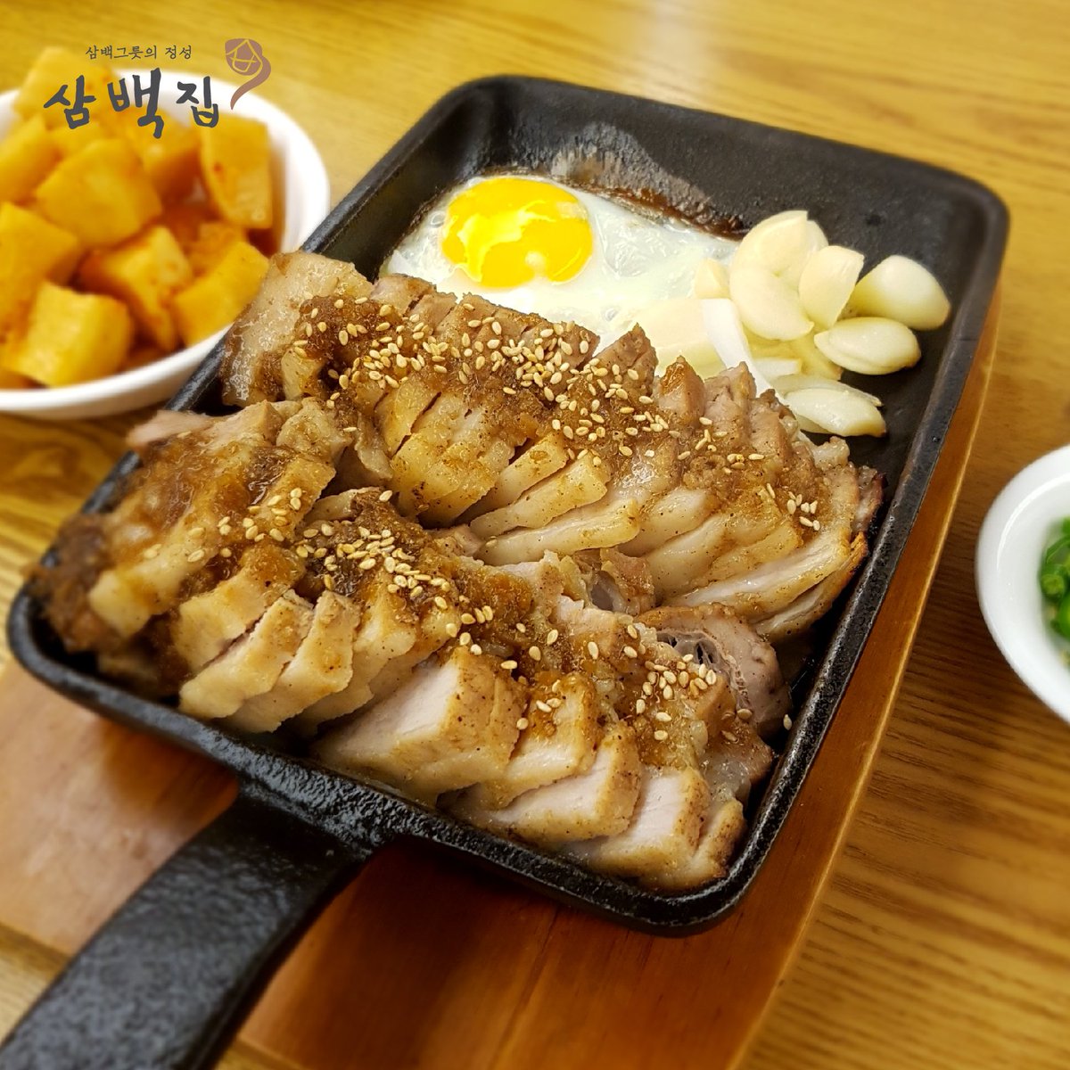 300zip's tweet image. 삼백집 삼겹간장조림! 국밥에 곁들이면 최고의 메뉴
: 간장으로 졸여낸 통삼겹과 날계란, 양파, 마늘이 어우러진 곁들이 메뉴