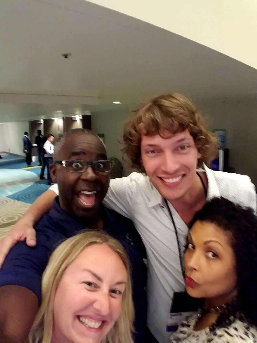 Disney_SarahT's tweet photo. #ddac2017 #disneyanalytics #disneyrecruiter #Marteenselfie https://t.co/2s66sw6ntY