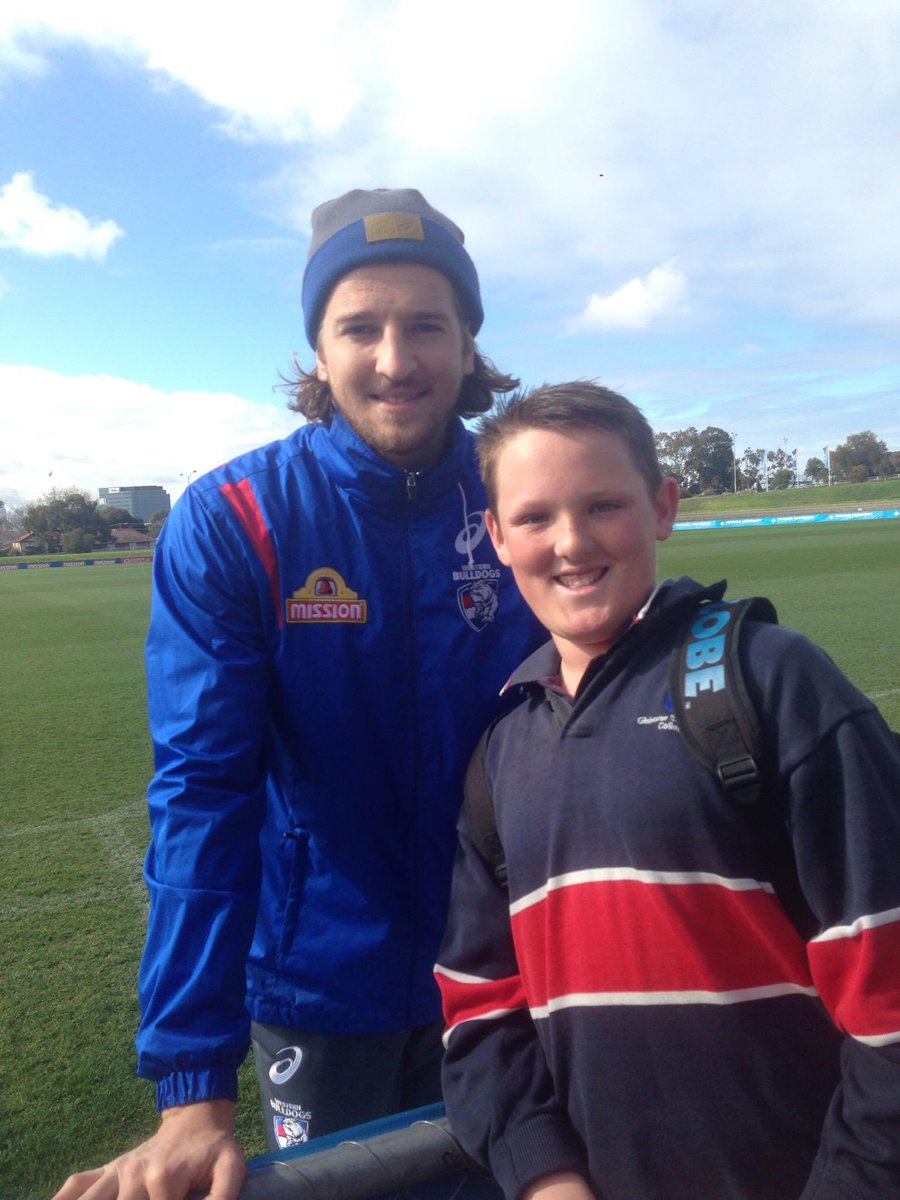 nicofooty22's tweet photo. 1 happy little @lil_nico_giso getting a snap with @westernbulldogs champ. #tuffday@school #thebont https://t.co/PoKaSmW6hi