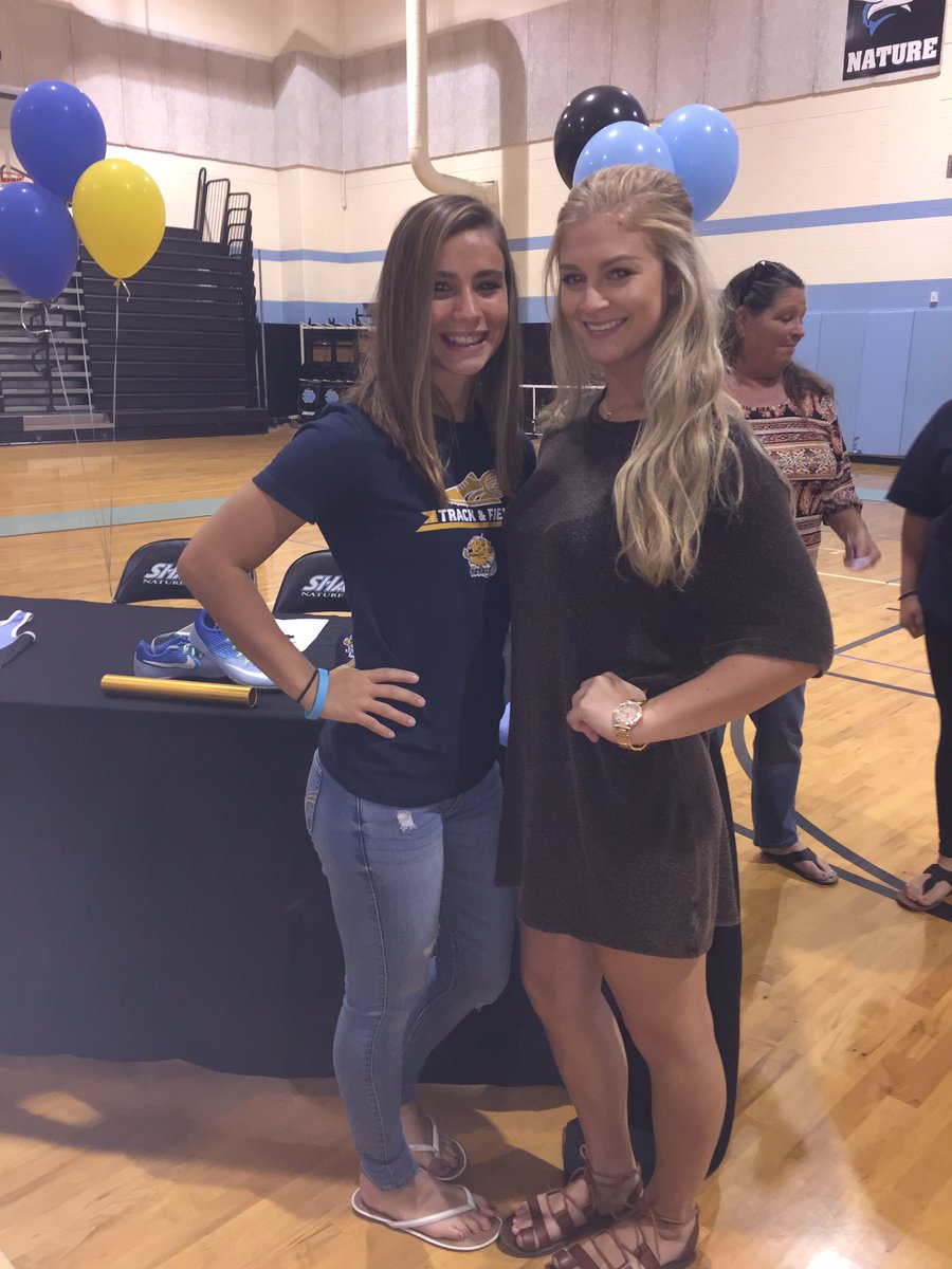clamondra's tweet photo. Can't believe my boo is leaving me 😩 can't wait to see you do big things !! So thankful for u. love you forever jess❤🏃🏽‍♀️@jessicamarie_00 https://t.co/6ZkxEbHLHK