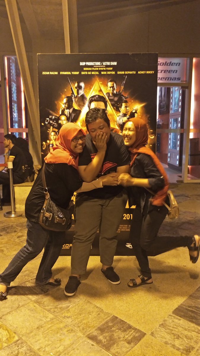 cecelia_cheng's tweet photo. Fans screeening #alf2 di #alamandaputrajaya. Sarawak-KL cam ShahAlam-Subang je aku tgk.Xpe demi #AbangLongFadil ku #zizanrazak ⭐⭐⭐⭐⭐⭐⭐⭐⭐⭐ https://t.co/3nu8AwQDmD
