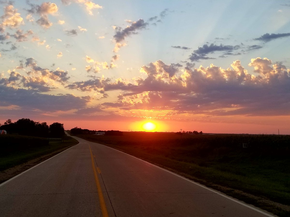 HeidiHooyer's tweet photo. The view from my front porch...❤ #iowasunsets #Godisgood https://t.co/Cod06q1N2v