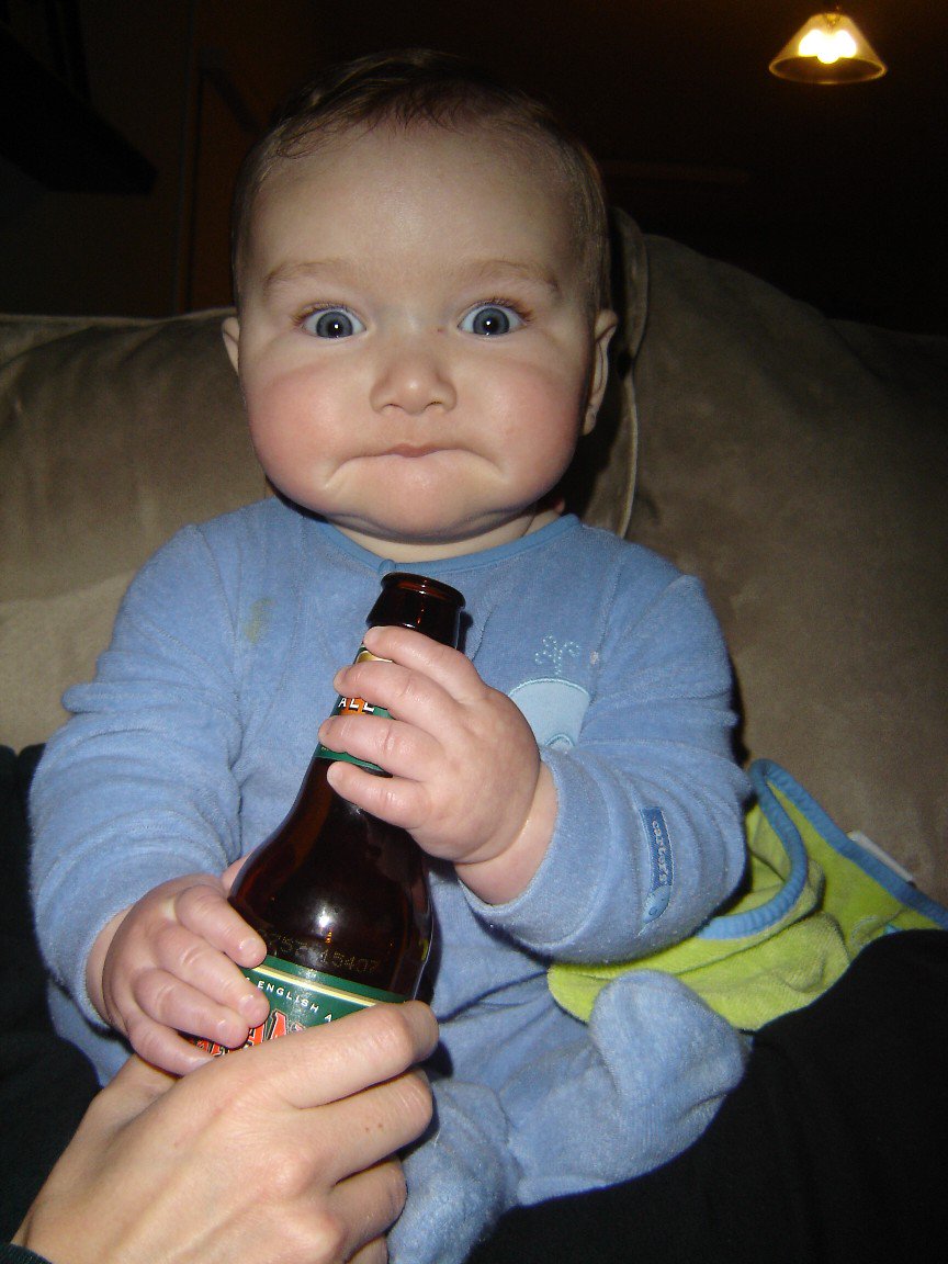 Пивные дети. Ребенок с пивом. Бухой ребенок. Маленький ребёнок с алкоголем.