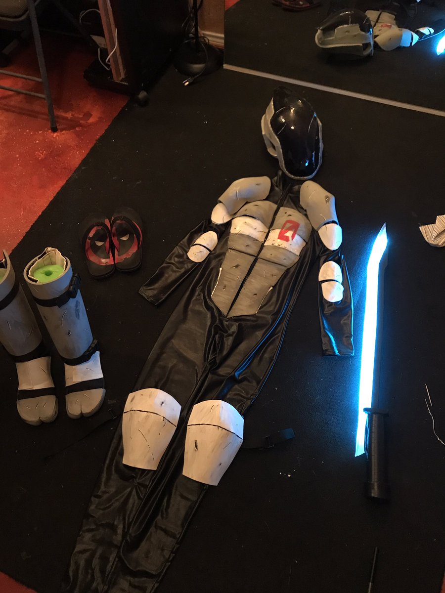 AthenaTat's tweet photo. Months and months of work finally almost done! #Borderlands #Zer0 #costume https://t.co/ub9RLB3Mga