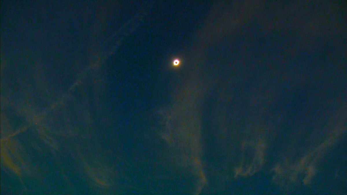 RobCBS4's tweet image. Reviewing #GreatAmericanEclipse footage from #mwxl in #Casper, WY. Didn't see red solar flares at 2 &amp;amp; 4 o'clock in my B&amp;amp;W viewfinder. Wow!