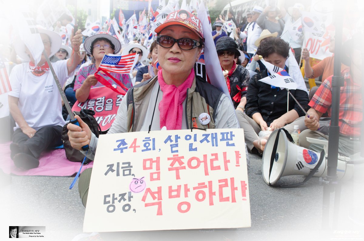 많은 분들이 
왜 조원진씨를 지지하느냐고 묻는다

그를 지지하는 이유는 나의 생각을
대변해주기 때문에 지지한다

내가 뭉가와 홍가를 지지하지 않는 것은
나의 사상과 다르기 때문이다

당연한 것을 묻고 지랄하니
그들은 무뇌임이 틀림없다