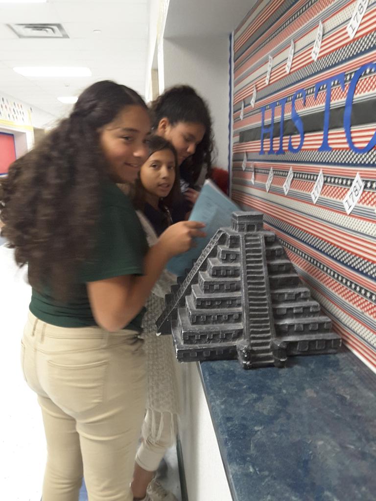 NBenavidez_WSMS's tweet photo. GTT1 design elements scavenger hunt. #StallionsLeadtheWay #SliderMS https://t.co/DViDTl8UFA
