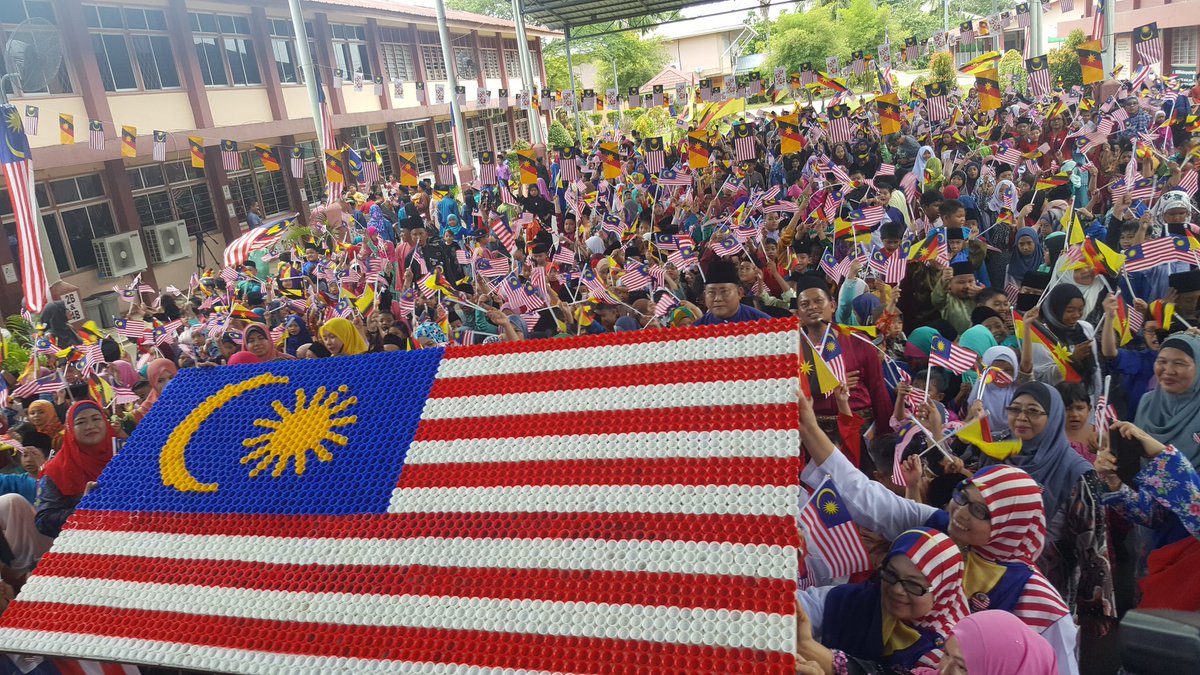 MdAzrin_Utusan's tweet photo. Sambutan Ambang Hari Kebangsaan warga SK RPR Jln Astana meriah bersama Jalur Gemilang dibina drpd 3,040 penutup botol @UMonline #Negaraku https://t.co/7CFB2FsO6C