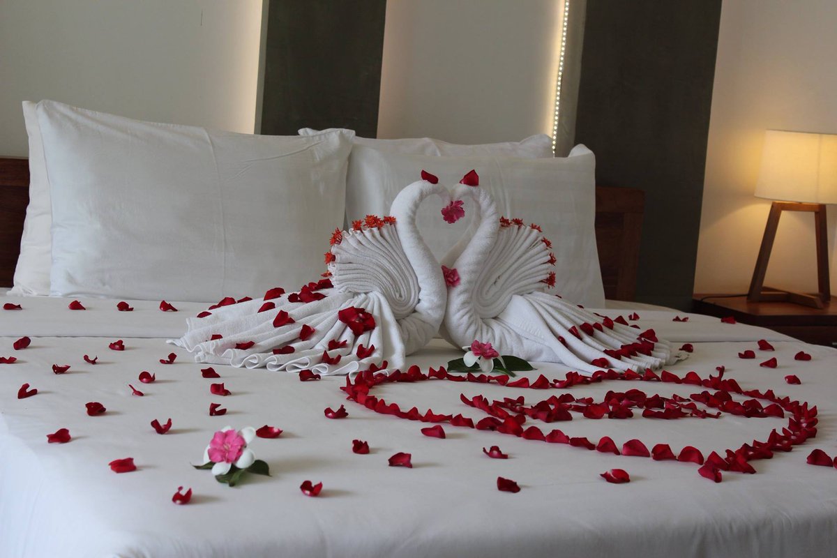 SpaTanei's tweet photo. Today our housekeeping team put their heart into detail, ensure our value guest arriving today surprise from rose flower decoration. https://t.co/0D1RHnMYB2