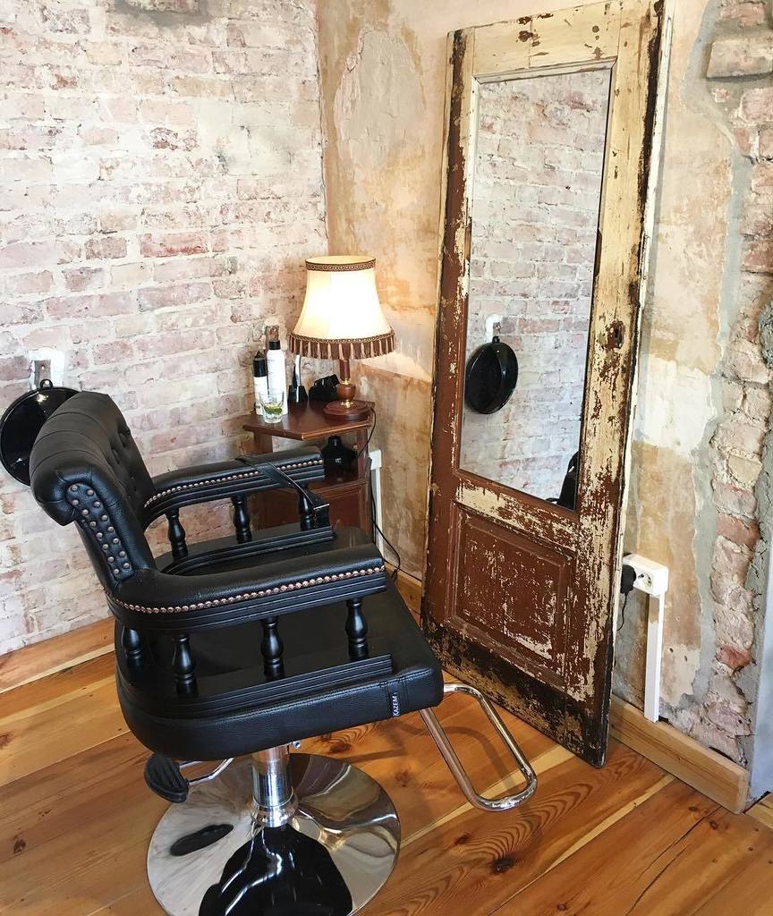 ESHKhair's tweet image. The chair is free, grab the chance #fewslotsleft #shoreditch #barbican #clerkenwell #neukölln #hairdressers #salon… instagram.com/p/BXr3_n0FASR/
