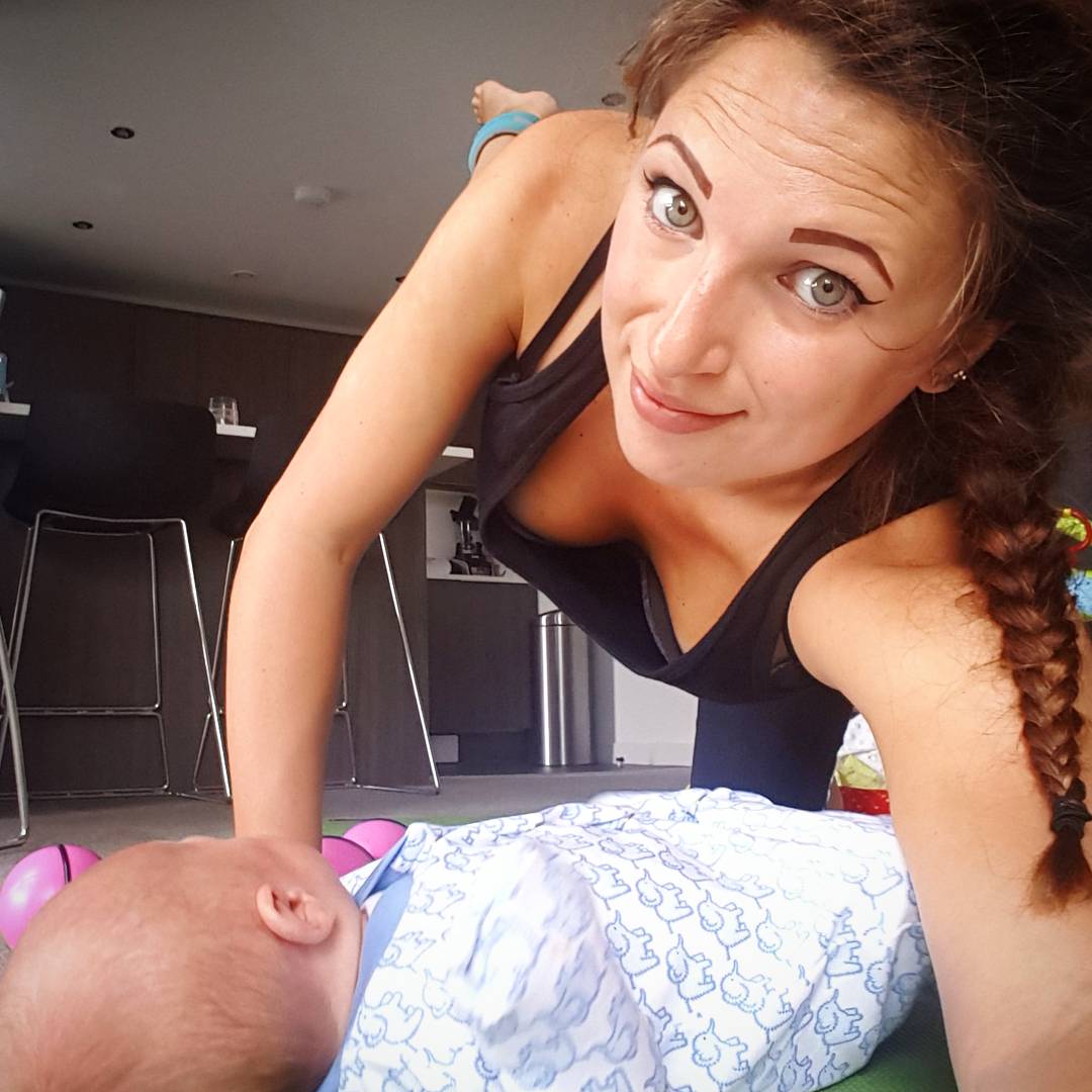 SpamellaB's tweet photo. Fitting baby into my workout 💪 feels good to be doing more weights + all-over body exercises 4 x a week + daily 5 mile walks with Tom 🤜🏃👊💥 https://t.co/eXbsg0EYib