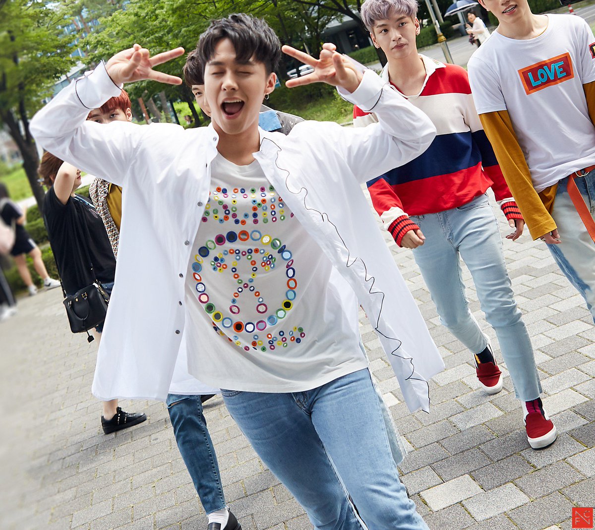 kwangjinnie's tweet photo. #HappyKWANGJINDay Doğum günümün son saatleri~ Artık daha yaşlanmış olduğumu farkediyorum. Üyelerim! Bana babanız olduğumu söyleyip durmayın~ https://t.co/vdLtsm5S0k