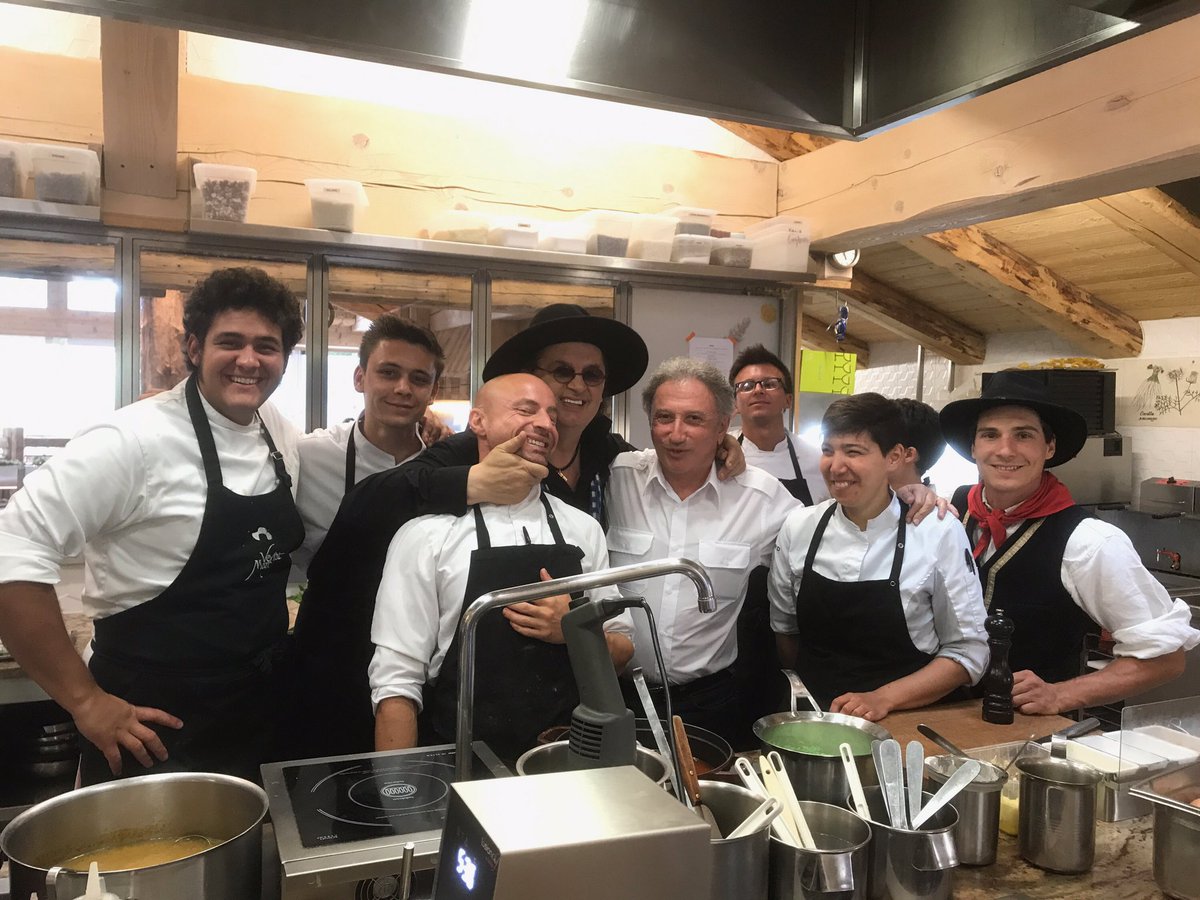 marcveyrat's tweet photo. La joie règne avec la visite de mon Ami Michel Drucker. Merci pour ce moment de partage @Michel_Drucker https://t.co/izn7ggTNSU