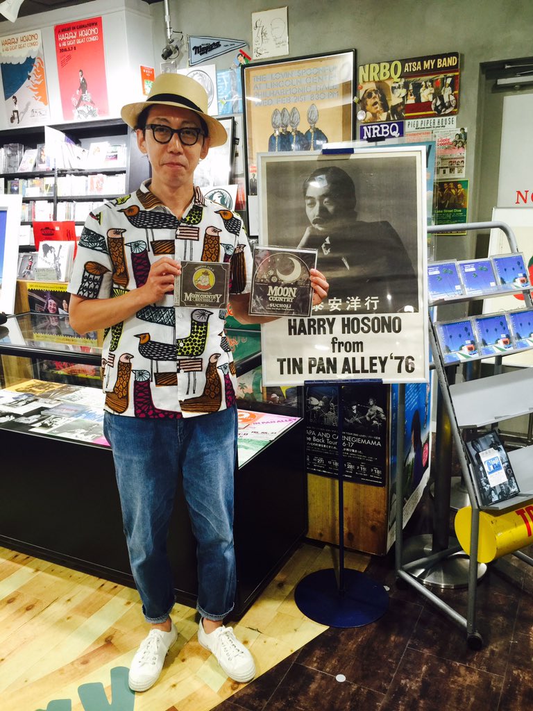 PiedPiperHouse's tweet photo. 大阪から、スチョリくん来訪。Stanton Mooreのアラン・トゥーサン・トリビュートをお買い上げ!ありがとうございます。今夜、神保町・試聴室でライヴだそうです。 開演7時半✨ #MoonCountry🌙 #ラリーパパアンドカーネギーママ https://t.co/aevIBpjfAj