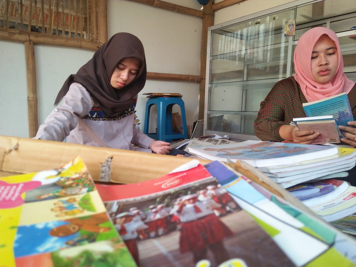 bekyad_'s tweet photo. Menata buku euy...  #library #bekyad #tbm #buku https://t.co/KA5BmJsun8
