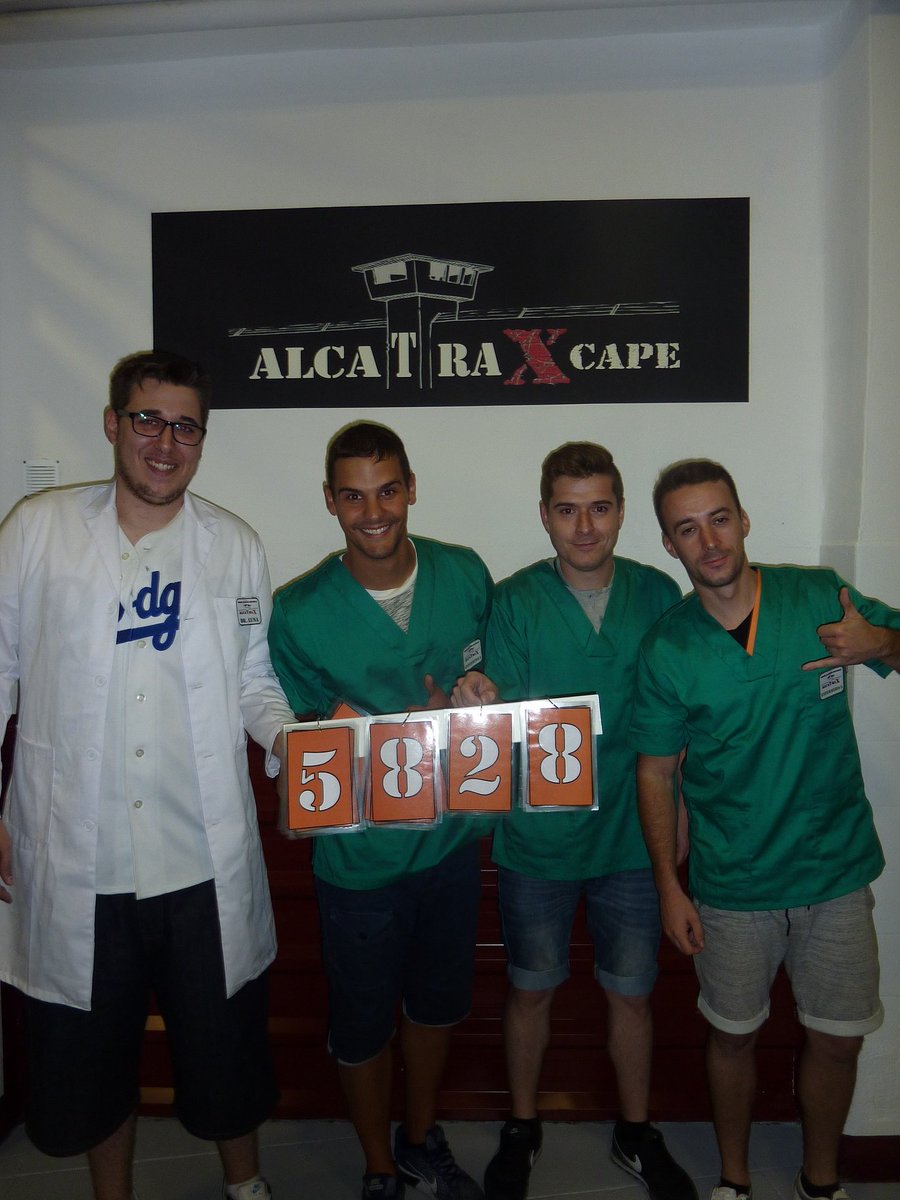 ALCATRAXCAPE's tweet photo. AbZ NEWS: LA BANDA THE MAGIC SHOW se ríe en la cara del Alcaide Johnson y deja al Dr. Luna sin culos que pinchar en una épica fuga. https://t.co/7rf4PhFbdD