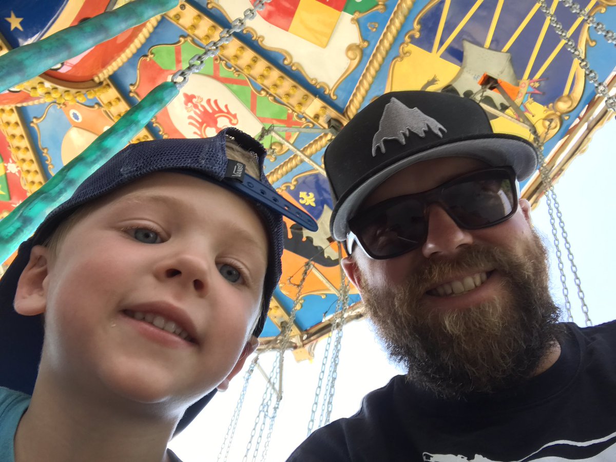 MacKinnon_Mike's tweet photo. Not sure who had more fun today @CalawayPark @bostonpizza https://t.co/LbNzzv0Ij9