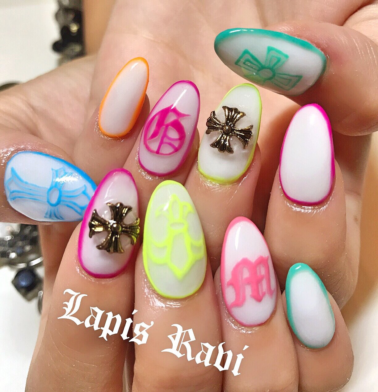 Lapis Ravi Nail 常連さんのますみちゃんご来店ー ゲンキングのやってたネイル 文字だけ変えたバージョン カラフルなクロム風 いつもありがとぉね また待ってます T Co Ojp8ee2gut Twitter
