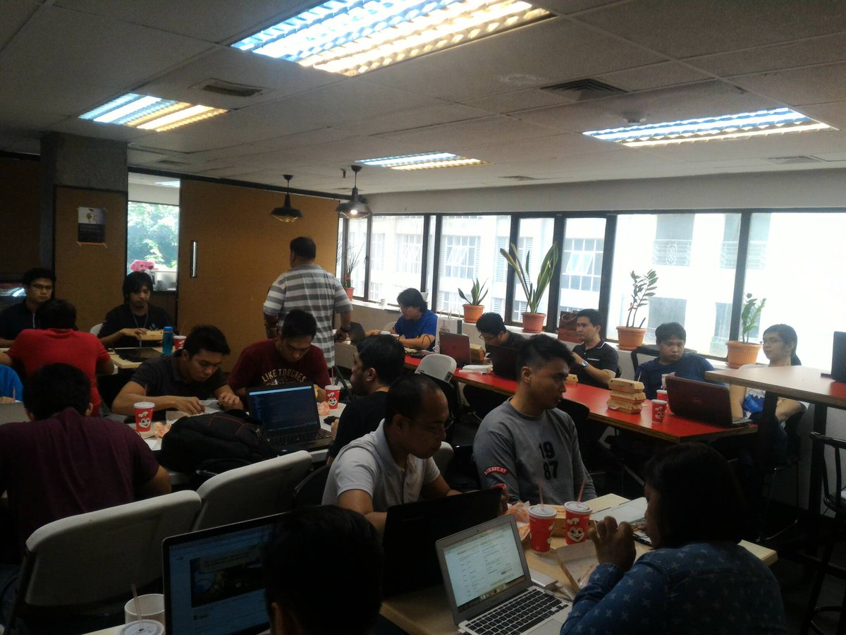 DEVCONPH's tweet image. 1/3 Bida ang saya! Lunch is served to the participants of #ReactJSCodeCamp #DevConPH