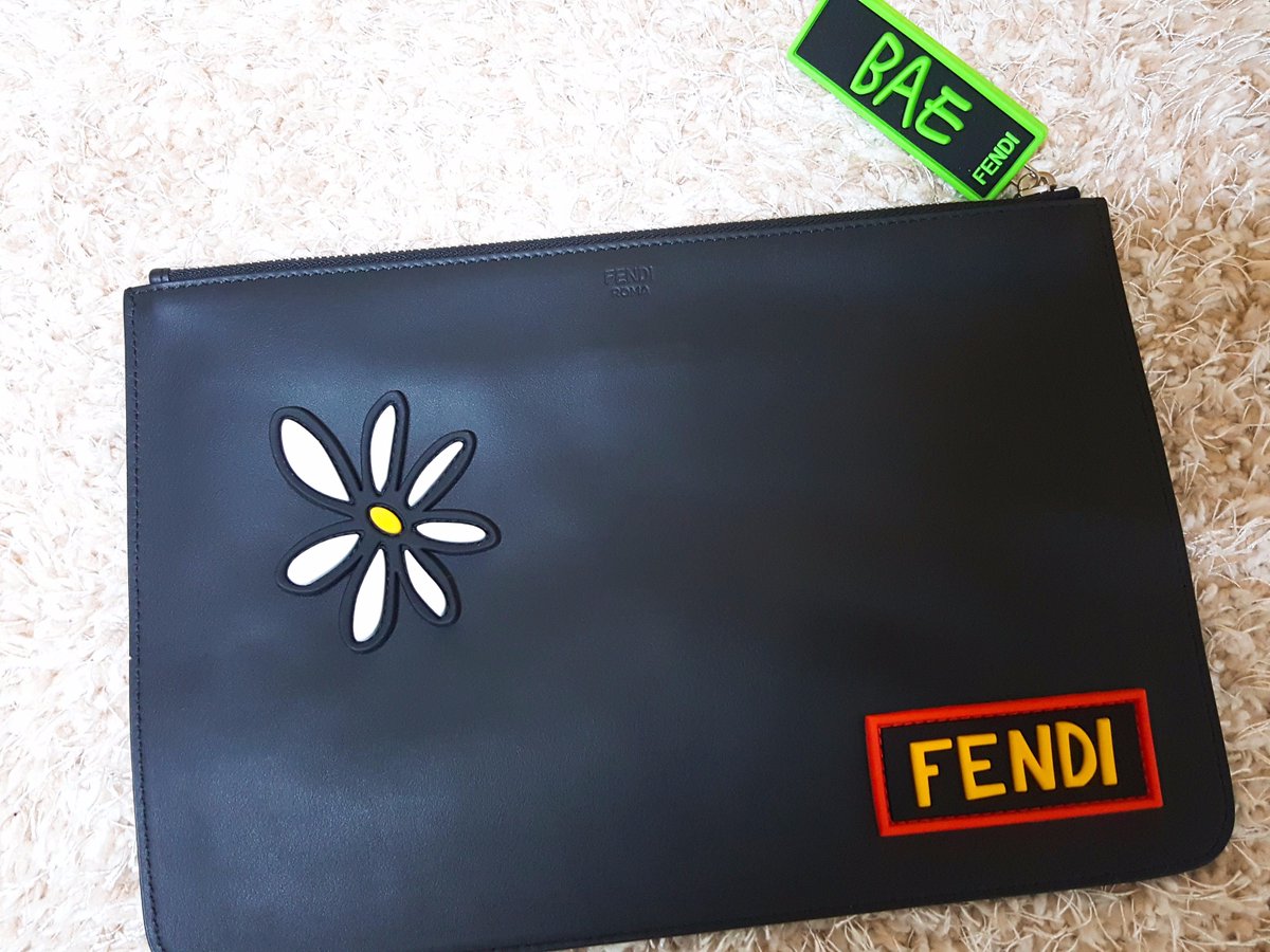 URTHESUN's tweet photo. #FendixYoungBae 캡슐컬렉션🌼

홍콩 펜디에 주문한 클러치들, 드디어 도착✌🏻
직접 받아보니 실물 조녜❤️
9월부터는 한쿡에서도 구매 가능👌🏻
담번에는 티셔츠를 사볼까영😆

#FendiforYoungBae #TAEYANG #태양 #영배 https://t.co/RUZiDPvHdo